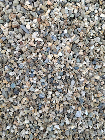 Kamenclub.ru: Галька речная окат (серая) фр.3-5 мм купить  в Брянске галька речная серая бежевый темно-серый окатанный речной камень округлый 9500 руб/т   фото КАМЕНЬ КЛУБ