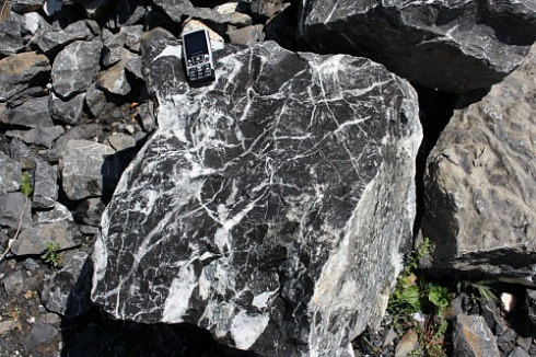 Kamenclub.ru: Черный мрамор скальник фр. 1000-1500 мм.  купить в Брянске мрамор черный белый серый крупный колотый валун ландшафтный 9000 руб/т   фото КАМЕНЬ КЛУБ