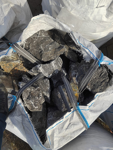 Kamenclub.ru: Черный мрамор скальник фр. 100-500 мм.  купить в Брянске мрамор черный белый серый крупный колотый валун ландшафтный 8500 руб/т   фото КАМЕНЬ КЛУБ