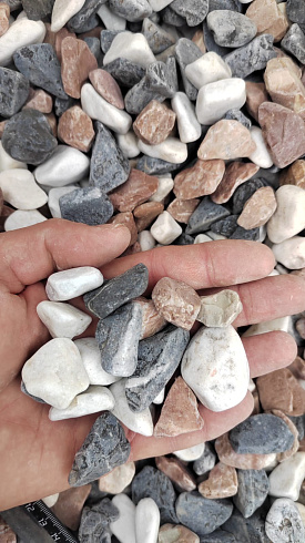 Kamenclub.ru: Мраморная крошка (щебень галтованный микс:белый-зеленый-розовый) фр.20-40 мм.  купить в Брянске мрамор белый, зеленый, розовый мрамор декоративный (галтовка) 15500 руб/т   фото КАМЕНЬ КЛУБ