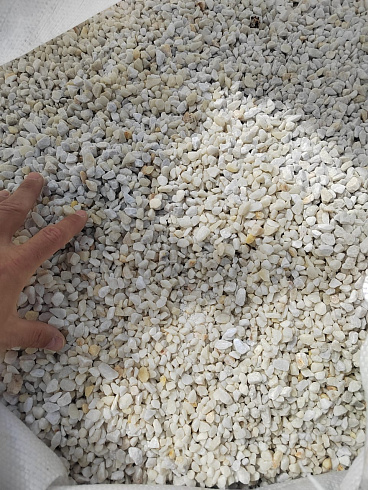 Kamenclub.ru: Мраморная крошка, щебень, цвет-белый, фр. 5-10 мм.  купить в Брянске мрамор белый, айвори, молочный мраморная каменная крошка ландшафтная 12000 руб/т   фото КАМЕНЬ КЛУБ