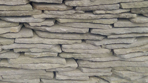 Kamenclub.ru: Песчаник пластушка светло-серый (3,0 см)  купить в Брянске песчаник светло-серый, серый песчаник рваный ландшафтный колотый 13800 руб/м3   фото КАМЕНЬ КЛУБ