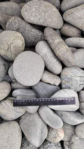 Kamenclub.ru: Галька речная окат (темно-серая) фр. 70-150 мм. купить  в Брянске галька речная темно-серая, синяя, серая речная галька округлая  8000 руб/т   фото КАМЕНЬ КЛУБ