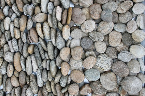 Kamenclub.ru: Галька речная плоская (серо-белая) фр. 70-120 мм. купить  в Брянске галька галечник речной серый, белый окатанная плоская  природная галька 9000 руб/т   фото КАМЕНЬ КЛУБ