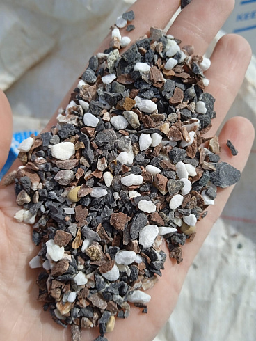 Kamenclub.ru: Мраморная крошка (щебень крошка микс: белый-зеленый-розовый) фр. 3-5 мм.  купить в Брянске мрамор белый, зеленый, розовый мраморная декоративная крошка каменная 12000 руб/т   фото КАМЕНЬ КЛУБ