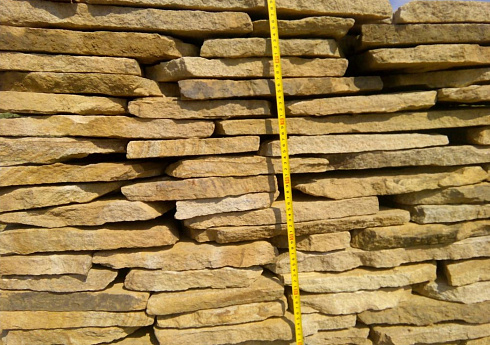 Kamenclub.ru: Песчаник пластушка желтый с разводом под дерево (2 см)  купить в Брянске плитняк желтый с разводами, желтый, рыжий, серый песчаник пластушка рваная ландшафтная 11 000 руб/м3   фото КАМЕНЬ КЛУБ