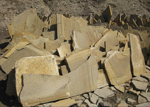 Kamenclub.ru: Форматный камень (плаха) пошаговая дорожка от 70-150 см (4 -12 см)  купить в Брянске плитняк  форматный плаха желтый песчаник 9 000 руб/т   фото КАМЕНЬ КЛУБ