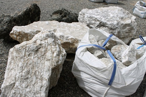 Kamenclub.ru: Мраморизированный известняк фр. 100-500 мм.  купить в Брянске известняк серый белый темно-серый сероватый валун природного образования окатанный 10500 руб/т   фото КАМЕНЬ КЛУБ