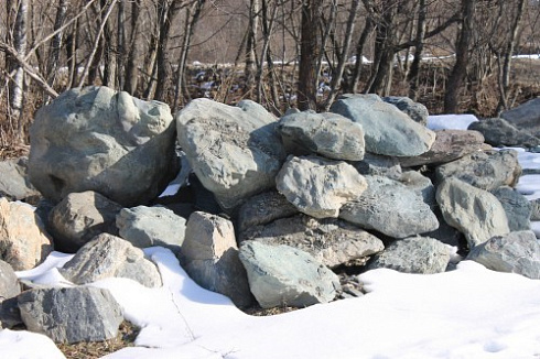 Kamenclub.ru: Гранит скальник (серо-зеленый) фр. 500-1500 мм.  купить в Брянске гранит мрамор  серый зеленый темно-серый глыба скальная колотая ландшафтная 7 500 руб/т   фото КАМЕНЬ КЛУБ