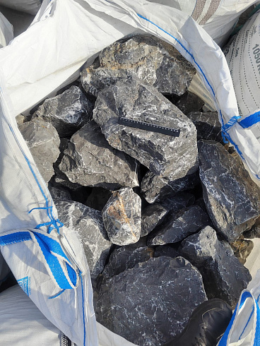 Kamenclub.ru: Черный мрамор скальник фр. 100-500 мм.  купить в Брянске мрамор черный белый серый крупный колотый валун ландшафтный 8500 руб/т   фото КАМЕНЬ КЛУБ