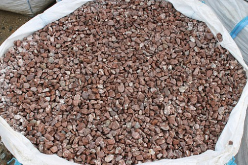 Kamenclub.ru: Мраморная крошка (щебень галтованный розовый) фр.10-20 мм.  купить в Брянске мрамор розовый, красный ландшафтный декоративный окатанный округлый щебень 15000 руб/т   фото КАМЕНЬ КЛУБ