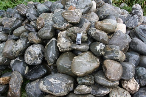 Kamenclub.ru: Валунчик Паутинник фр.100-300 мм  купить в Брянске крупный природный камень галечник темно-серый с прожилками белый черный речной валунчик 5000 руб/т   фото КАМЕНЬ КЛУБ