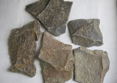 Kamenclub.ru: Песчаник пластушка "фонтанка" серо-зеленая (3,0-5,0 см)  купить в Брянске песчаник серо-зеленая колотые плитки облицовочные пластушки 11400 руб/м3   фото КАМЕНЬ КЛУБ