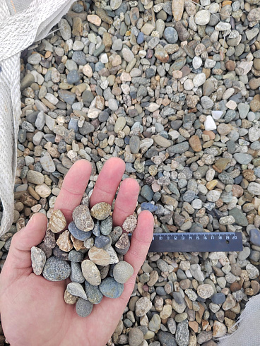 Kamenclub.ru: Галька речная окат (серая) фр.10-20 мм купить  в Брянске галька речная серая, серый, темно-серый, светло-серый, коричневый ландшафтная декоративная речная окатанная округлая галька 5000 руб/т   фото КАМЕНЬ КЛУБ