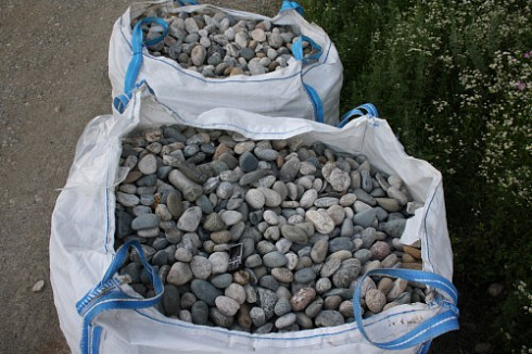 Kamenclub.ru: Галька речная окат (ассорти) фр. 50-100 мм. купить  в Брянске галька природная округлая серая белая черная серая коричневая синяя галька речная окатанная округлая 6200 руб/т   фото КАМЕНЬ КЛУБ