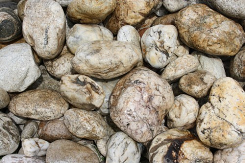 Kamenclub.ru: Кварцевый валунчик фр.100-300 мм.  купить в Брянске кварц белый, бежевый молочный рыжий крупный природный камень галечник 7850 руб/т   фото КАМЕНЬ КЛУБ