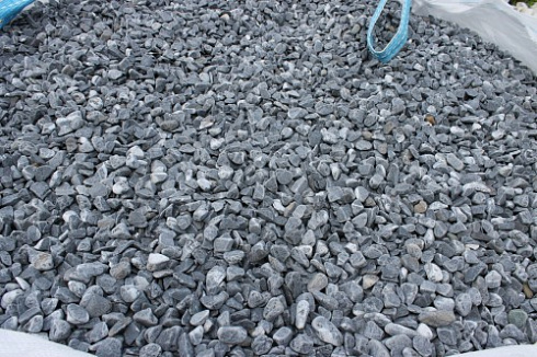 Kamenclub.ru: Щебень галтованный черный (мрамор) фр.10-20 мм.  купить в Брянске мрамор черный с белыми прожилками, черный, белый окатанный округлый ландшафтный декоративный щебень 15000 руб/т   фото КАМЕНЬ КЛУБ