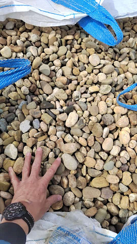 Kamenclub.ru: Галька речная окат рыжая фр. 20-40 мм. купить  в Брянске галька речная окатанная рыжая желтая серая округлая речная галька 5000 руб/т   фото КАМЕНЬ КЛУБ