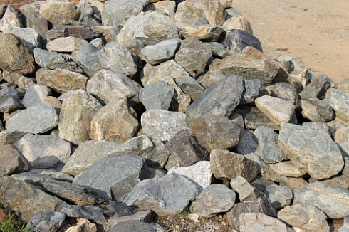 Kamenclub.ru: Гранит скальник (серо-зеленый) фр. 100-500 мм.  купить в Брянске гранит зеленый, серый, салатовый крупный ландшафтный валун 6 000 руб/т   фото КАМЕНЬ КЛУБ