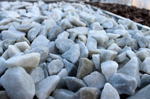 Kamenclub.ru: Мраморная крошка, щебень, цвет-белый,  фр. 20-40 мм.  купить в Брянске мрамор белый молочный слоновая кость айвори  мраморная крошка ландшафтная 12000 руб/т   фото КАМЕНЬ КЛУБ