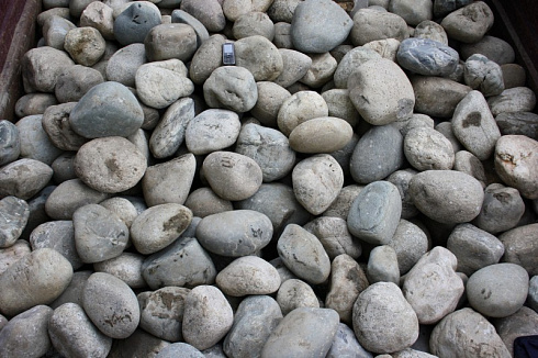 Kamenclub.ru: Темно-серый валунчик фр.100-300 мм.  купить в Брянске крупный природный камень серый, темно-серый, светло-серый речная галька большого размера окатанная 4500 руб/т   фото КАМЕНЬ КЛУБ