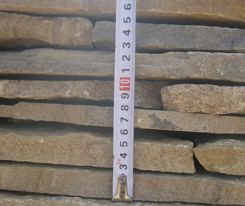 Kamenclub.ru: Песчаник пластушка желтый с разводом под дерево (2 см)  купить в Брянске плитняк желтый с разводами, желтый, рыжий, серый песчаник пластушка рваная ландшафтная 11 000 руб/м3   фото КАМЕНЬ КЛУБ