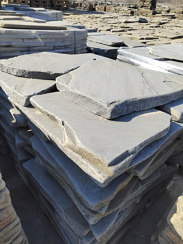 Kamenclub.ru: Песчаник пластушка галтованная светло-серая (3,0 см)  купить в Брянске песчаник светло-серый, серый ландшафтный камень рваный колотый 21000 руб/м3   фото КАМЕНЬ КЛУБ