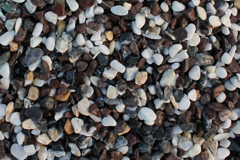 Kamenclub.ru: Мраморная крошка (щебень галтованный микс:белый-черный-розовый) фр.40-70 мм.  купить в Брянске мрамор белый, черный розовый декоративный щебень галтованный 15500 руб/т   фото КАМЕНЬ КЛУБ