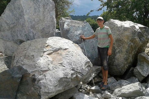 Kamenclub.ru: Змеевик скальник фр. 500-1500 мм.  купить в Брянске змеевик зеленый серый черный глыба скальная колотая 7500 руб/т   фото КАМЕНЬ КЛУБ