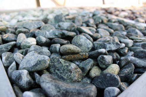 Kamenclub.ru: Щебень галтованный зеленый (змеевик) фр. 20-40 мм.  купить в Брянске мрамор зеленый, салатовый оголтованный щебень мраморный 12500 руб/т   фото КАМЕНЬ КЛУБ