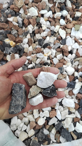 Kamenclub.ru: Мраморная крошка (щебень крошка микс : белый-черный-розовый) фр. 20-40 мм.  купить в Брянске мрамор белый, черный, розовый декоративная ландшафтная крошка 12000 руб/т   фото КАМЕНЬ КЛУБ