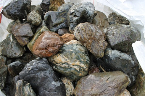 Kamenclub.ru: Ландшафтные валунчики фр.100-500 мм.  купить в Брянске крупный природный камень серый, темно-серый, светло-серый речной валун крупный 4800 руб/т   фото КАМЕНЬ КЛУБ