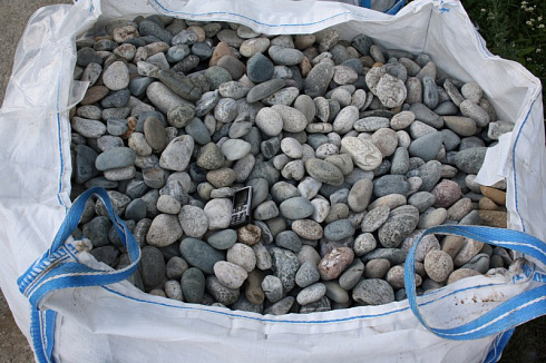 Kamenclub.ru: Галька речная окат (серая) фр.40-60 мм купить  в Брянске галька речная серый бежевый рыжий коричневый округлый речной камень 5000 руб/т   фото КАМЕНЬ КЛУБ