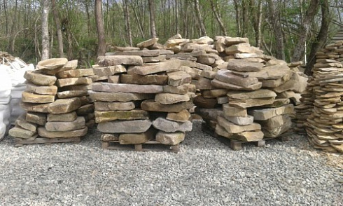 Kamenclub.ru: Песчаник плиты - плахи - пошаговые дорожки (фр. 70-150 мм)  купить в Брянске песчаник серый бежевый желтый зеленый колотый песчаник строительный 6500 руб/т   фото КАМЕНЬ КЛУБ