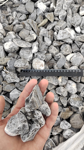 Kamenclub.ru: Щебень галтованный черный (мрамор) фр.40-70 мм.  купить в Брянске мрамор черный с белыми прожилками, черный, белый щебень галтованный округлый 13500 руб/т   фото КАМЕНЬ КЛУБ