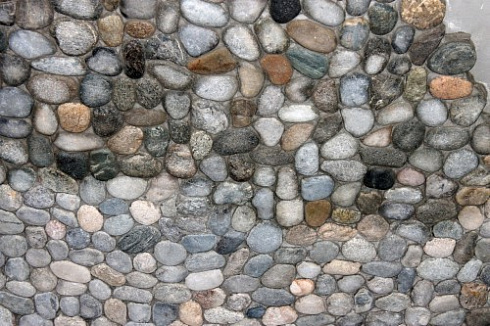 Kamenclub.ru: Галька речная плоская (ассорти) фр. 70-150 мм. купить  в Брянске галька галечник серый белый темно-серый синий светло-серый плоская природная галька  9000 руб/т   фото КАМЕНЬ КЛУБ