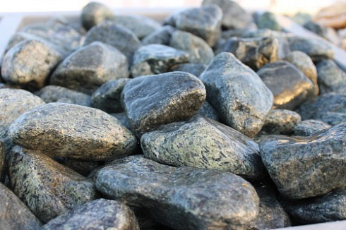 Kamenclub.ru: Щебень галтованный зеленый (змеевик) фр. 50-100 мм.  купить в Брянске галтовка мраморная зеленый, салатовый мрамор 12 500 руб/т   фото КАМЕНЬ КЛУБ