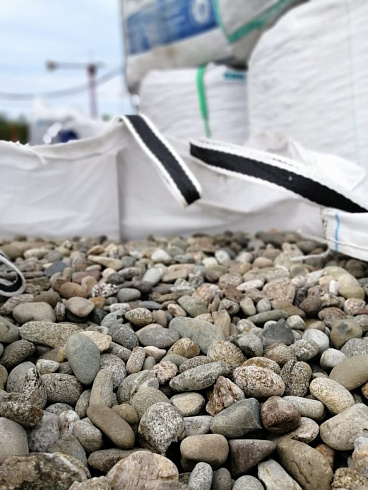 Kamenclub.ru: Галька речная окат (пестрая) фр. 20-40 мм. купить  в Брянске галька речная пестрая, серая, серые оттенки галька речная окатанная округлая 5000 руб/т   фото КАМЕНЬ КЛУБ