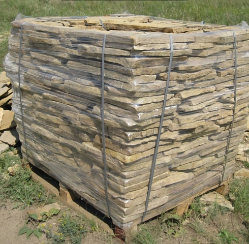 Kamenclub.ru: Песчаник пластушка желтый с рисунком (3 см)  купить в Брянске песчаник желтый с рисунком, рыжий, желтый песчаник пластушка ландшафтная рваная 8 500 руб/м3   фото КАМЕНЬ КЛУБ