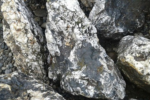 Kamenclub.ru: Черный гранит - кварцит фр. 100-500 мм.  купить в Брянске мрамор гранит черный с белыми прожилками, серый, белый валун скальный колотый 7000 руб/т   фото КАМЕНЬ КЛУБ