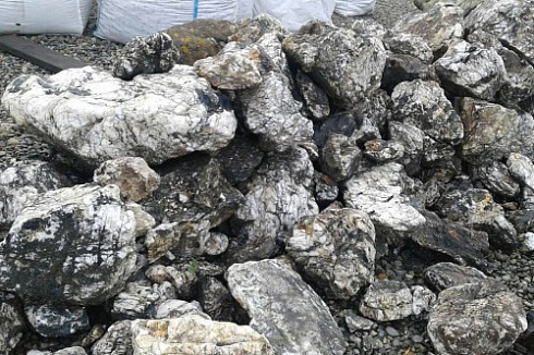 Kamenclub.ru: Черный гранит - кварцит фр. 500-1000 мм.  купить в Брянске гранит кварцит черный серый белый скальный колотый валун 9750 руб/т   фото КАМЕНЬ КЛУБ