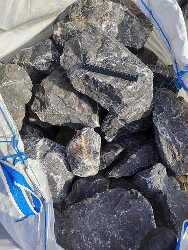 Kamenclub.ru: Черный мрамор скальник фр. 100-500 мм.  купить в Брянске мрамор черный белый серый крупный колотый валун ландшафтный 8500 руб/т   фото КАМЕНЬ КЛУБ