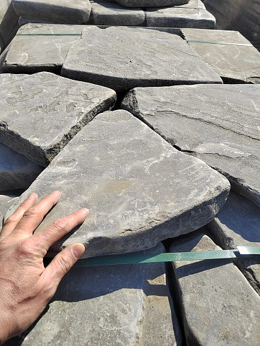 Kamenclub.ru: Песчаник пластушка светло-серый (4,0 - 6,0 см)  купить в Брянске плитняк - пластушка светло-серый песчаник 12600 руб/м3   фото КАМЕНЬ КЛУБ