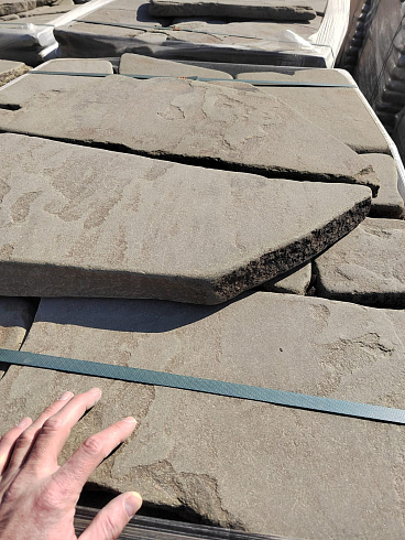 Kamenclub.ru: Песчаник пластушка галтованная серо-зеленая (3,0 см)  купить в Брянске песчаник серо-зеленый песчаник 18000 руб/м3   фото КАМЕНЬ КЛУБ