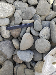 Kamenclub.ru: Галька речная плоская (темно-серая) фр. 70-150 мм. купить в Брянске галечник природный темно-серый серый синий речная плоская природная окатанная  9000 руб/т   фото КАМЕНЬ КЛУБ