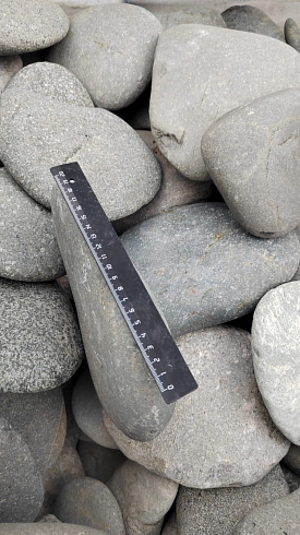 Kamenclub.ru: Галька речная плоская (темно-серая) фр. 70-150 мм. купить  в Брянске галечник природный темно-серый серый синий речная плоская природная окатанная  9000 руб/т   фото КАМЕНЬ КЛУБ