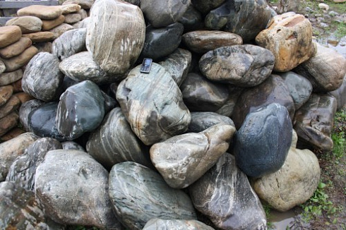 Kamenclub.ru: Речной валун Кабанчик фр.300-500 мм.  купить в Брянске крупный природный камень галька серый, темно-серый речной валун галечник масштабный 7000 руб/т   фото КАМЕНЬ КЛУБ