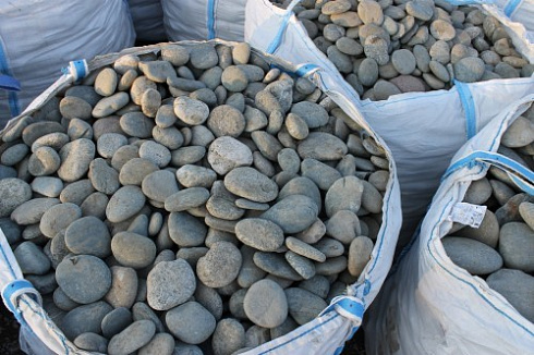 Kamenclub.ru: Галька речная плоская (ассорти) фр. 100-200-300 мм. купить  в Брянске галька плоская разноцветная серый белый темно-серый синий речная галька ландшафтная 8000 руб/т   фото КАМЕНЬ КЛУБ