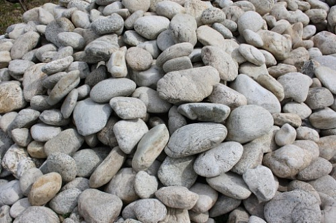 Kamenclub.ru: Бело-серый валунчик фр.100-300 мм.  купить в Брянске крупный камень для ландшафта серый, белый бело-серый валун крупная галька 4500 руб/т   фото КАМЕНЬ КЛУБ