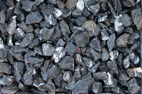 Kamenclub.ru: Щебень крошка черный (мрамор) фр. 40-70 мм.  купить в Брянске мрамор черный с белыми прожилками, черный, белый декоративный щебень 11000 руб/т   фото КАМЕНЬ КЛУБ